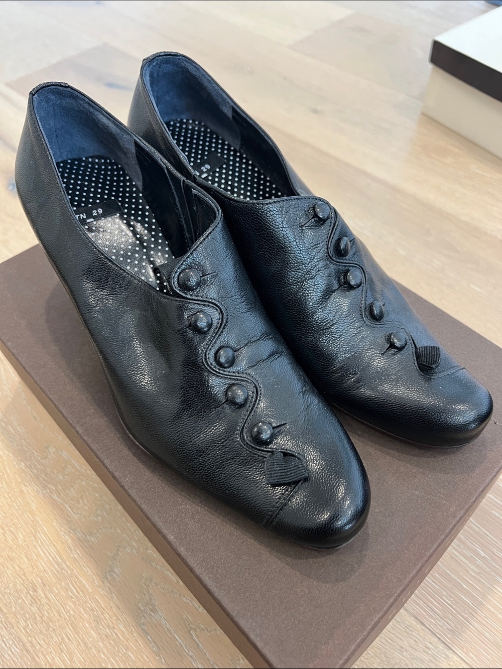 Black Leather Women's Button-Detail Heels by TN_29